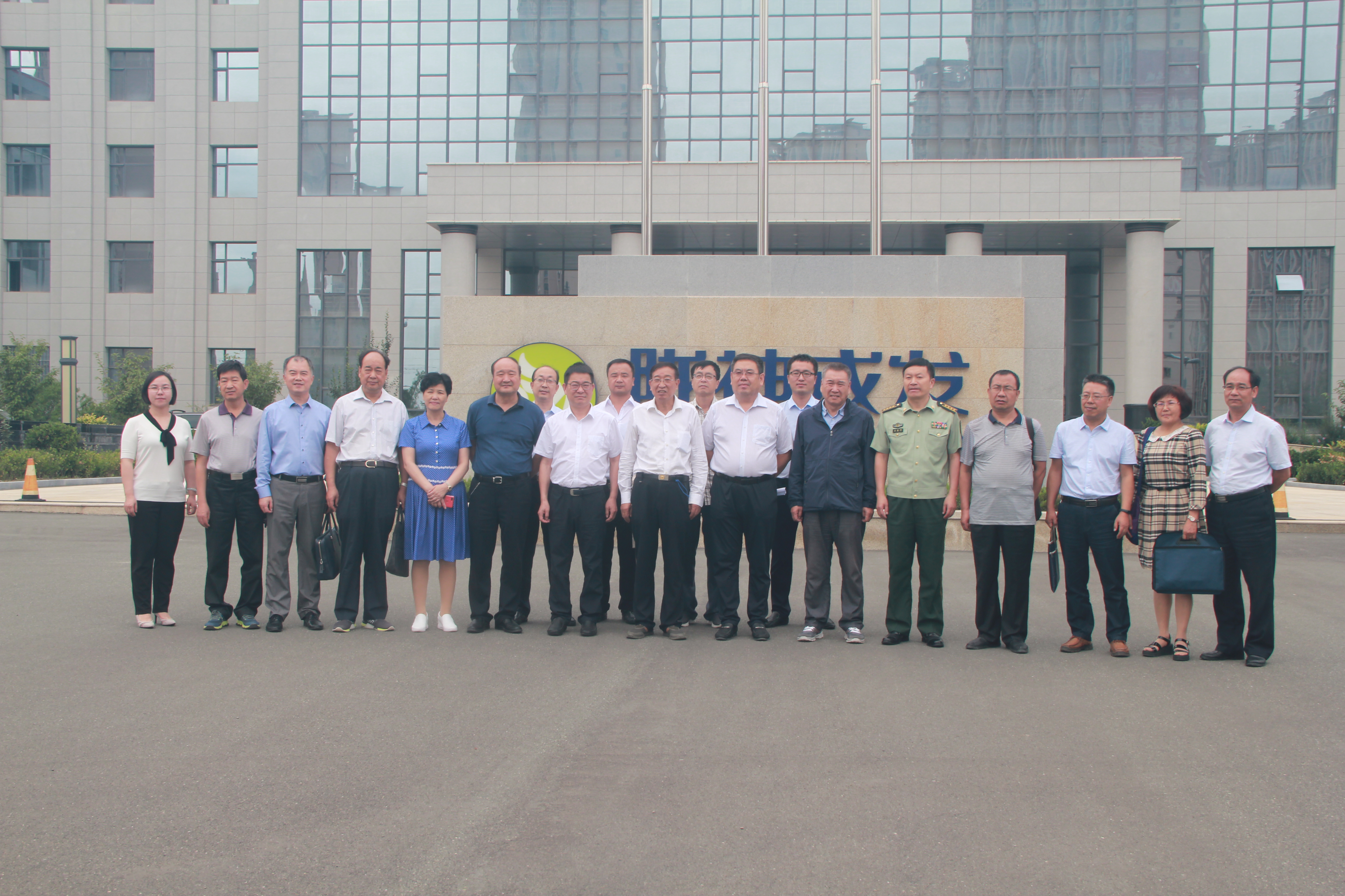 甘肅省政協(xié)副主席康國璽一行蒞臨隴神戎發(fā)參觀調(diào)研