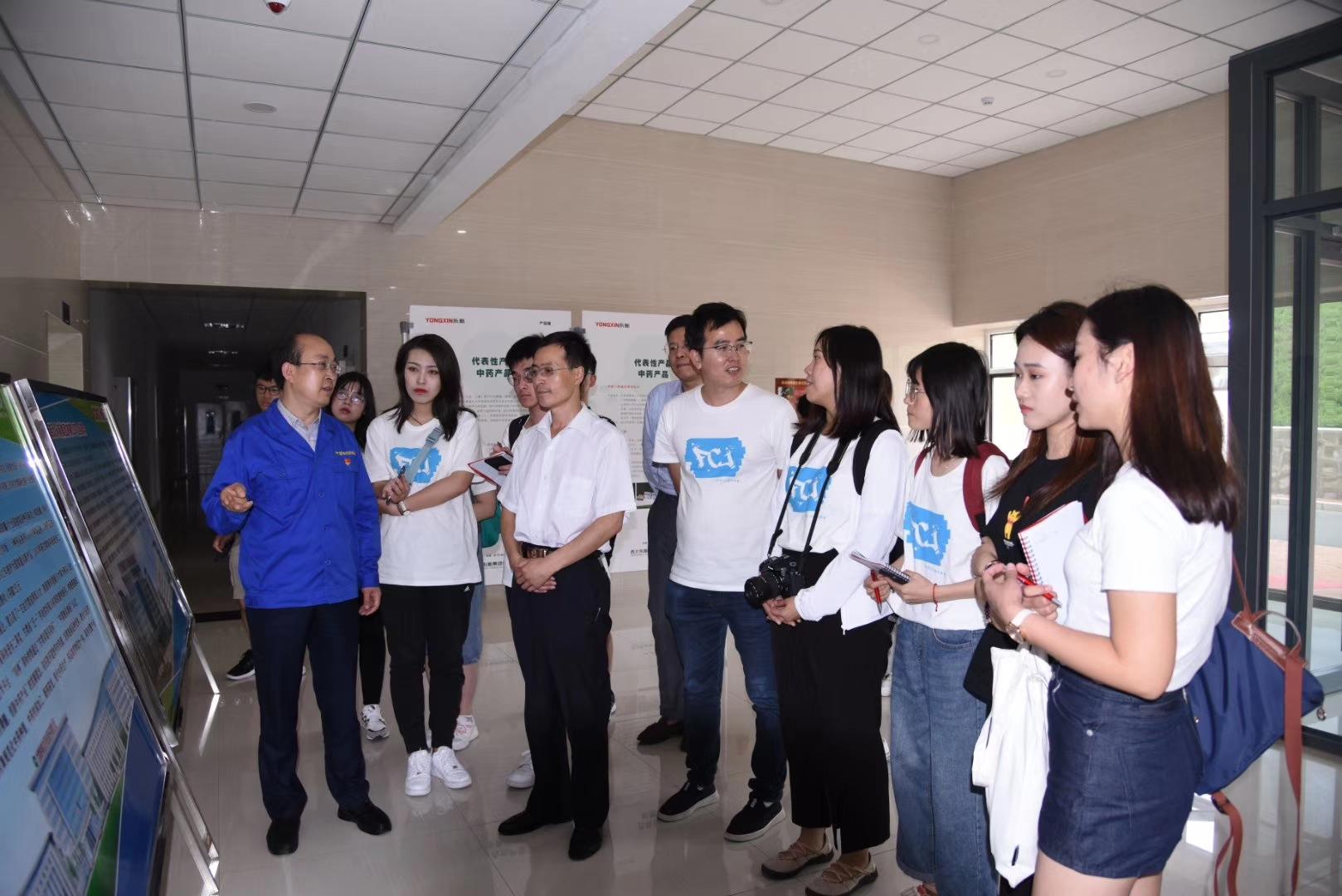 香港《大公報(bào)》記者、香港中文大學(xué)師生 走進(jìn)隴神戎發(fā)參觀學(xué)習(xí)