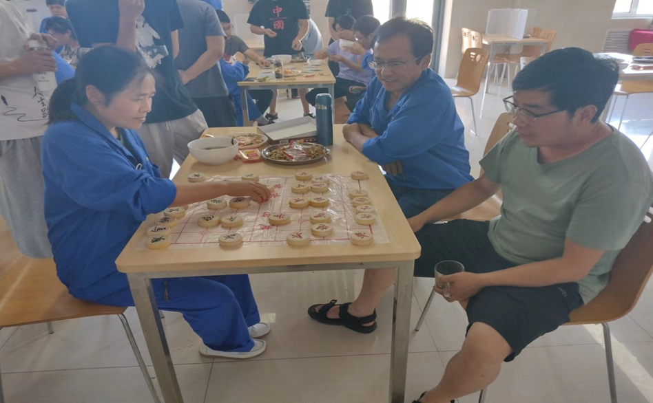 隴神戎發(fā)組織駐廠職工舉辦棋牌比賽活動(dòng)并慰問全體駐廠人員