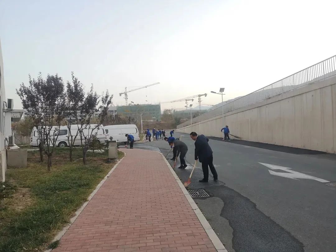 文明始于心 潔凈踐于行——隴神戎發(fā)開展駐廠人員大掃除活動
