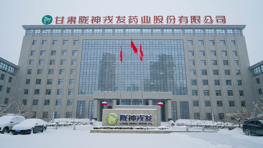 聞雪而動(dòng)為暢通，掃雪除冰保安全