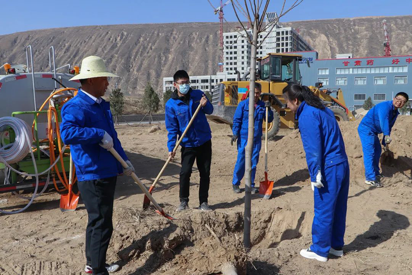 【“三抓三促”進(jìn)行時(shí)】“植初心、種未來(lái)、栽種希望，與隴神戎發(fā)共成長(zhǎng)”——隴神戎發(fā)組織開展植樹活動(dòng)