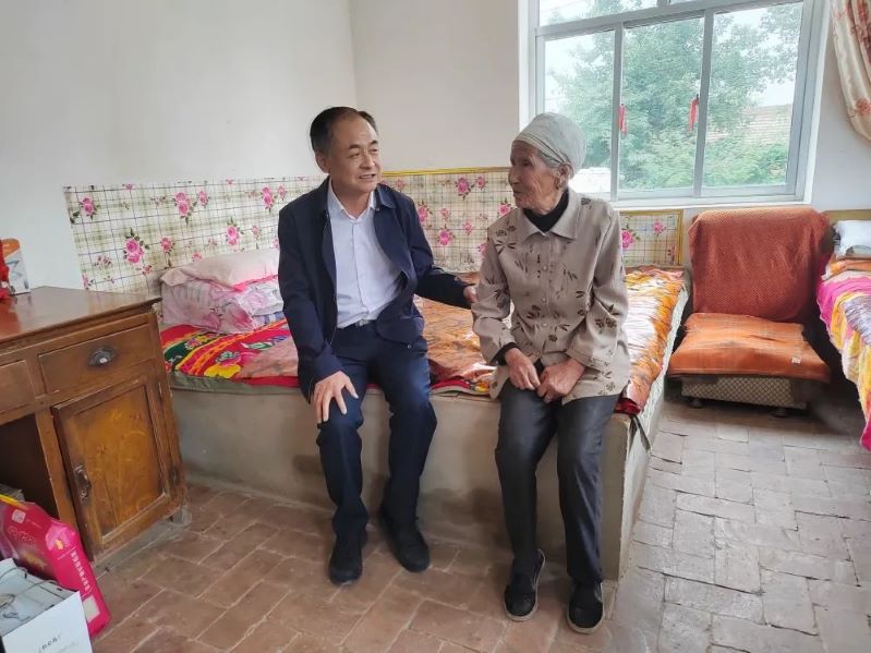 【幫扶新聞】甘肅藥業(yè)集團(tuán)黨委書(shū)記、董事長(zhǎng)周榮一行到安定區(qū)開(kāi)展結(jié)對(duì)幫扶工作