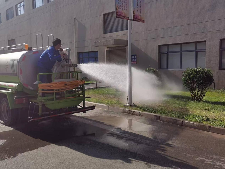 【“三抓三促”進(jìn)行時(shí)】梳妝煥顏正當(dāng)時(shí) 廠區(qū)綠化展新貌——生產(chǎn)管理部開(kāi)展草坪美化工作