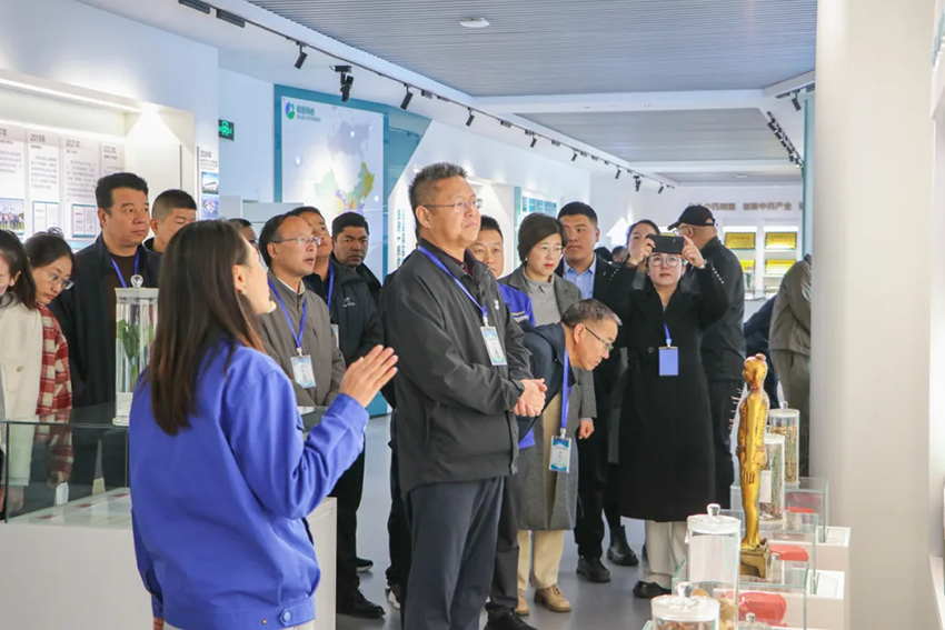 甘南合作生態(tài)產(chǎn)業(yè)園區(qū)2024年發(fā)展人才培訓(xùn)班學(xué)員到隴神戎發(fā)參觀學(xué)習(xí)